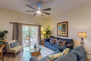 Living area - 1st floor condo near theme parks, sauna, tennis court, gym, restaurant (Davenport)