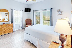 3 bedrooms, iron/ironing board, travel cot, Internet - 3rd-floor condo with washer/dryer & pool/hot tub/gym access - near theme parks (Davenport)