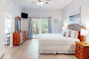 3 bedrooms, iron/ironing board, travel cot, Internet - 3rd-floor condo with washer/dryer & pool/hot tub/gym access - near theme parks (Davenport)