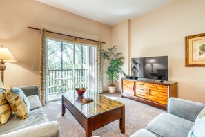 DVD player, table football, offices - 1st floor condo w/ basketball court, patio, restaurant, sauna, tennis court (Davenport)