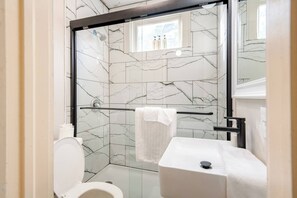 Douche, sèche-cheveux, serviettes fournies, savon