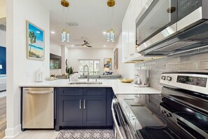 Fridge, microwave, oven, stovetop - Charming Condo - 1st floor w/ pools, hot tub, beach, & fitness center (Davenport)