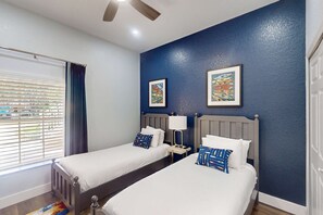 3 bedrooms, desk, iron/ironing board, travel cot - Exclusive villa: Disney 10min, pools (Davenport)