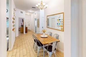 Dining - Ground level condo near theme parks, shared pools, sauna, patio, tennis court (Davenport)