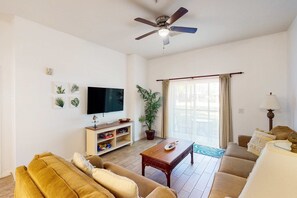 Living area - Ground level condo near theme parks, shared pools, sauna, patio, tennis court (Davenport)