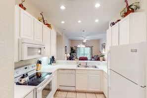 Fridge, microwave, oven, stovetop - Second-floor condo with basketball court, tennis court, sauna, restaurant, pools (Davenport)