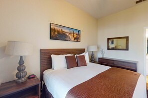 3 bedrooms, iron/ironing board, travel cot, Internet - 3rd floor condo w/ balcony, tennis court, gym, near theme parks, sauna (Davenport)