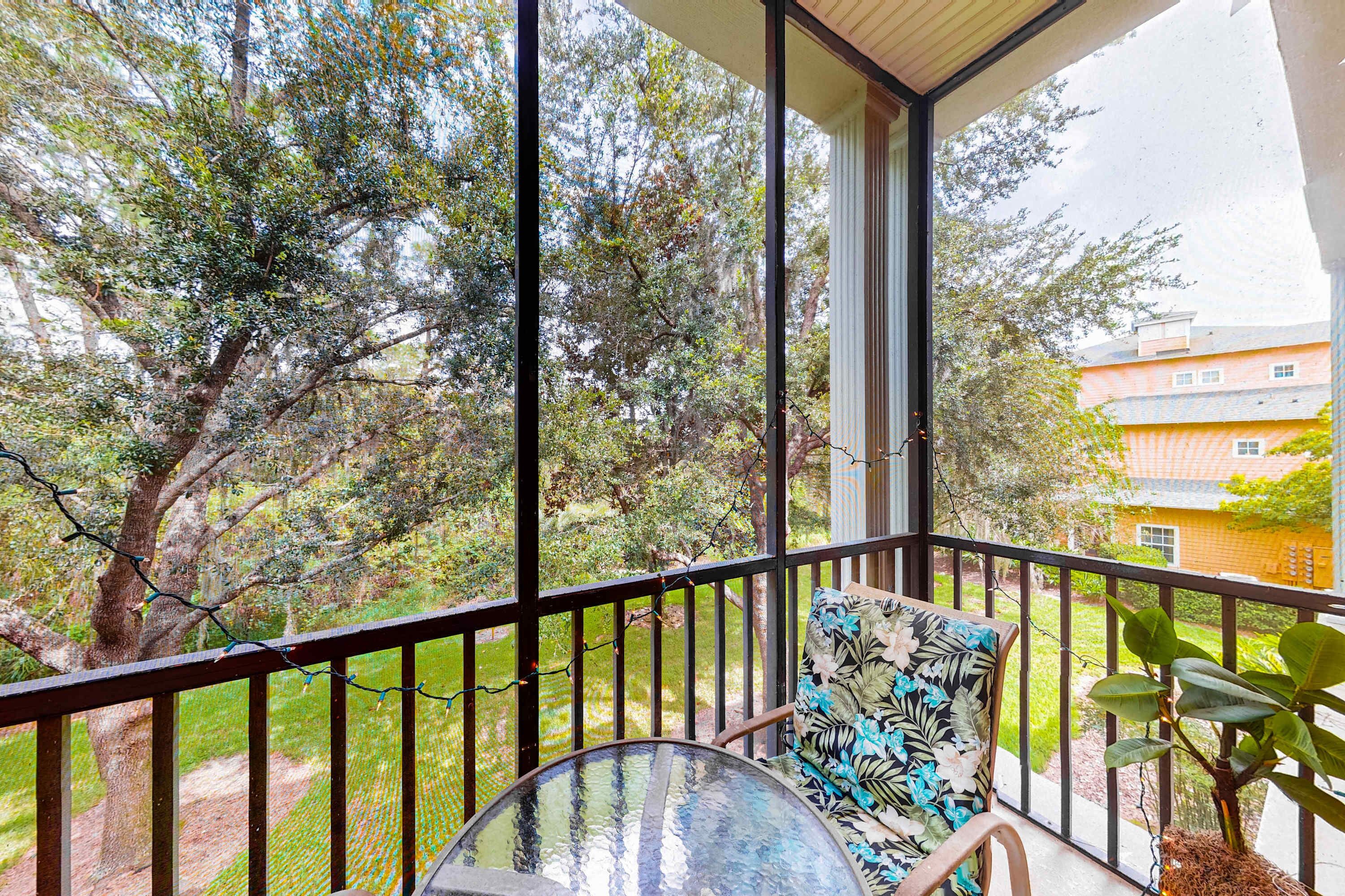 2nd floor condo w/ tennis court, near theme parks, pools, basketball court