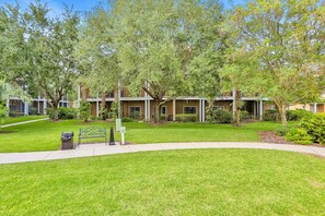 Exterior - 2nd floor condo near theme parks, restaurant, basketball court, tennis court (Davenport)