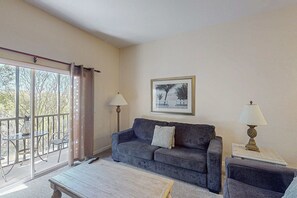 Living area - 2nd floor condo near theme parks, restaurant, basketball court, tennis court (Davenport)
