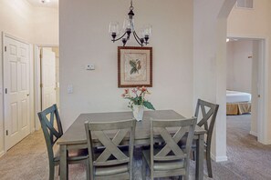 Dining - 2nd floor condo near theme parks, restaurant, basketball court, tennis court (Davenport)