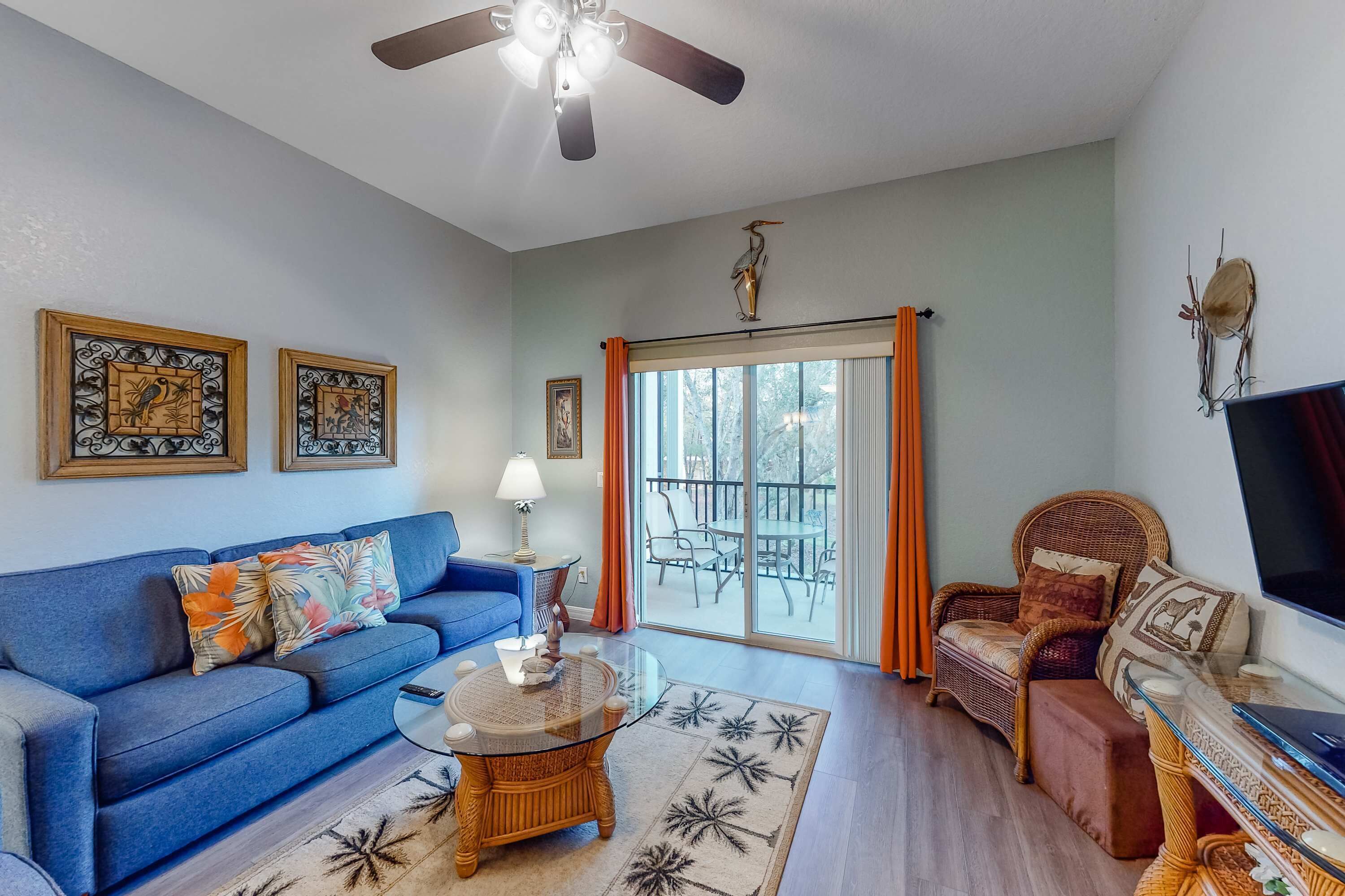 2nd floor condo w/ basketball court, balcony, restaurant, near theme parks