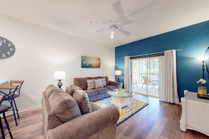 DVD player, table football, offices - 1st floor condo w/ basketball court, pools, tennis court, gym (Davenport)
