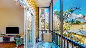 Interior - Snowbird-friendly condo with central AC, washer/dryer, pools, & hot tubs (Davenport)