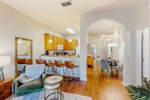 Interior - Snowbird-friendly condo with central AC, washer/dryer, pools, & hot tubs (Davenport)