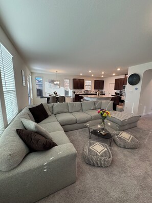 Living area - Spacious 5-bedroom house 3.5 bath Seaworld, 6flags, LAFB, Shops, River Walk & DT (San Antonio)