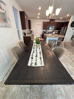 Dining - Spacious 5-bedroom house 3.5 bath Seaworld, 6flags, LAFB, Shops, River Walk & DT (San Antonio)