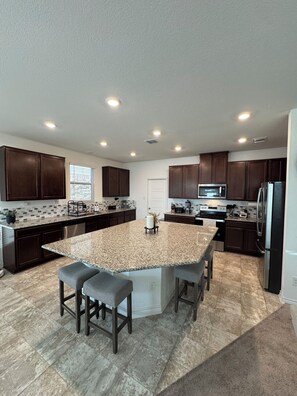 Private kitchen - Spacious 5-bedroom house 3.5 bath Seaworld, 6flags, LAFB, Shops, River Walk & DT (San Antonio)