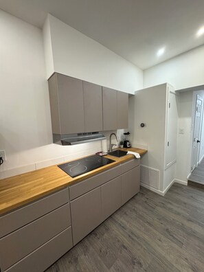 Microwave, stovetop - Cozy 1-bedroom apartment in peaceful El Paso with AC (El Paso)