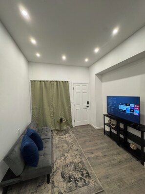 TV - Cozy 1-bedroom apartment in peaceful El Paso with AC (El Paso)