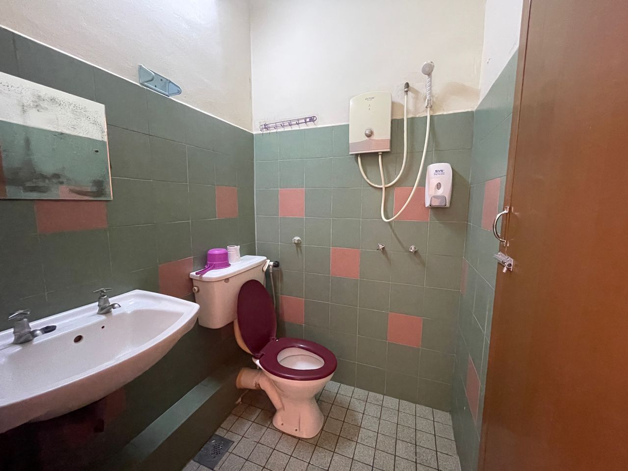 Shower, towels, soap, shampoo