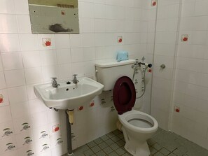 Shower, towels, soap, shampoo - OYO 91284 White House Hotel Kluang (Kluang)