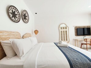 Villa, 2 habitaciones, patio, vistas a la piscina | Escritorio, espacio para trabajar con un portátil, wifi gratis