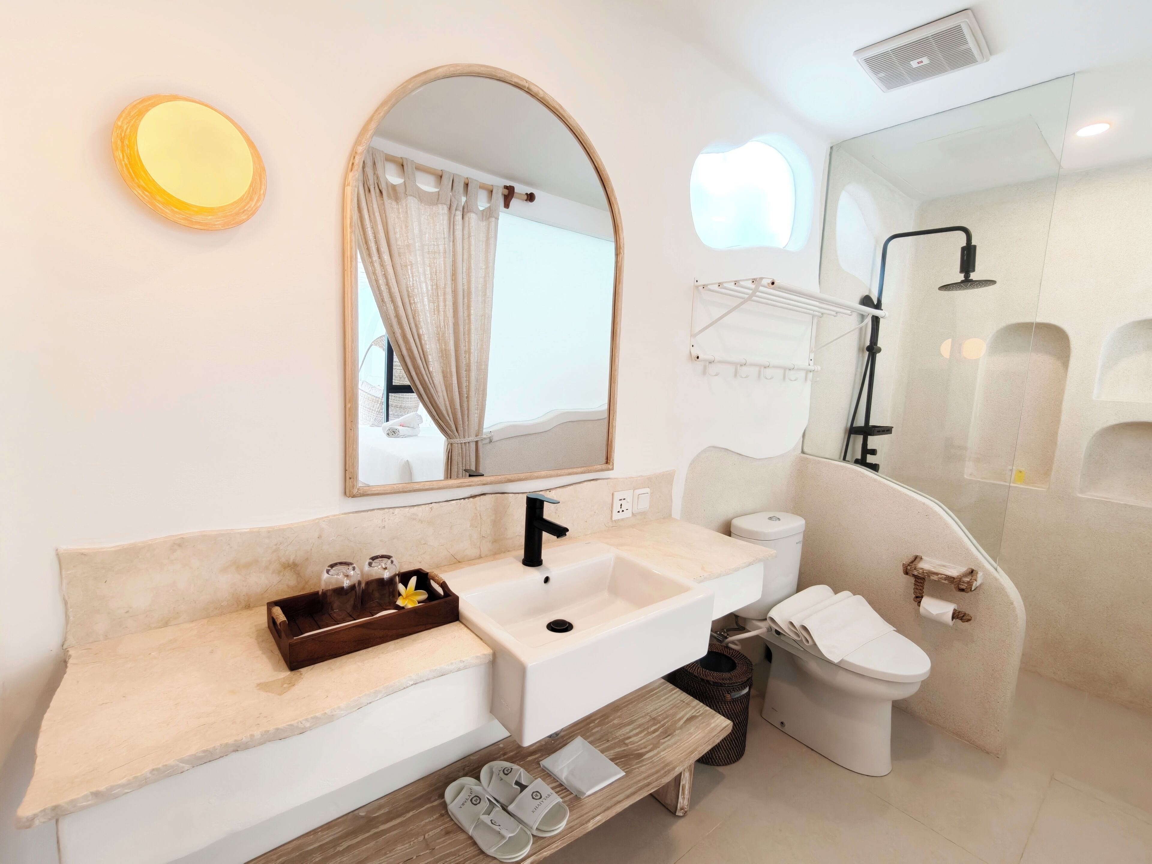 Artículos de tocador gratuitos, secador de pelo, toallas, jabón