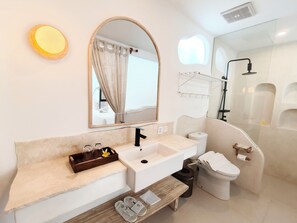 Villa, 2 habitaciones, patio, vistas a la piscina | Baño | Artículos de higiene personal gratuitos, secador de pelo y toallas