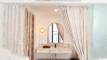 Biệt thự, 2 phòng ngủ, sân hiên, quang cảnh hồ bơi | Phòng tắm | Đồ dùng nhà tắm miễn phí, máy sấy tóc, khăn tắm, xà phòng