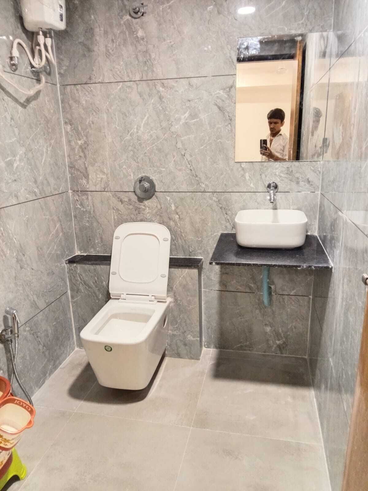 Un baño con inodoro, lavabo y espejo.