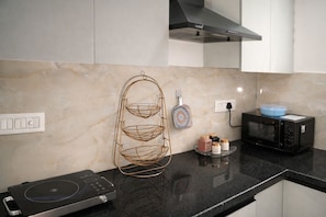 Private kitchen - Amlatas Home, 1-bedroom apartment with AC in pleasant Gurugram location (Gurugram)