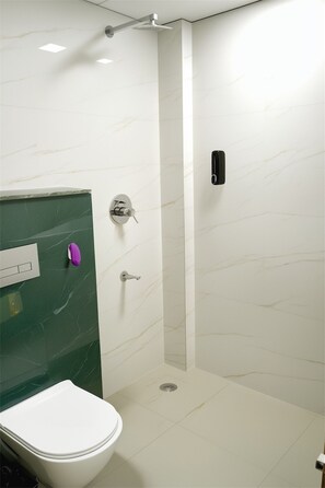 Towels, soap, toilet paper - Amlatas Home, 1-bedroom apartment with AC in pleasant Gurugram location (Gurugram)