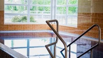 Suite, balkon, uitzicht op de binnenplaats | Zwembad | Een binnenzwembad en ligstoelen