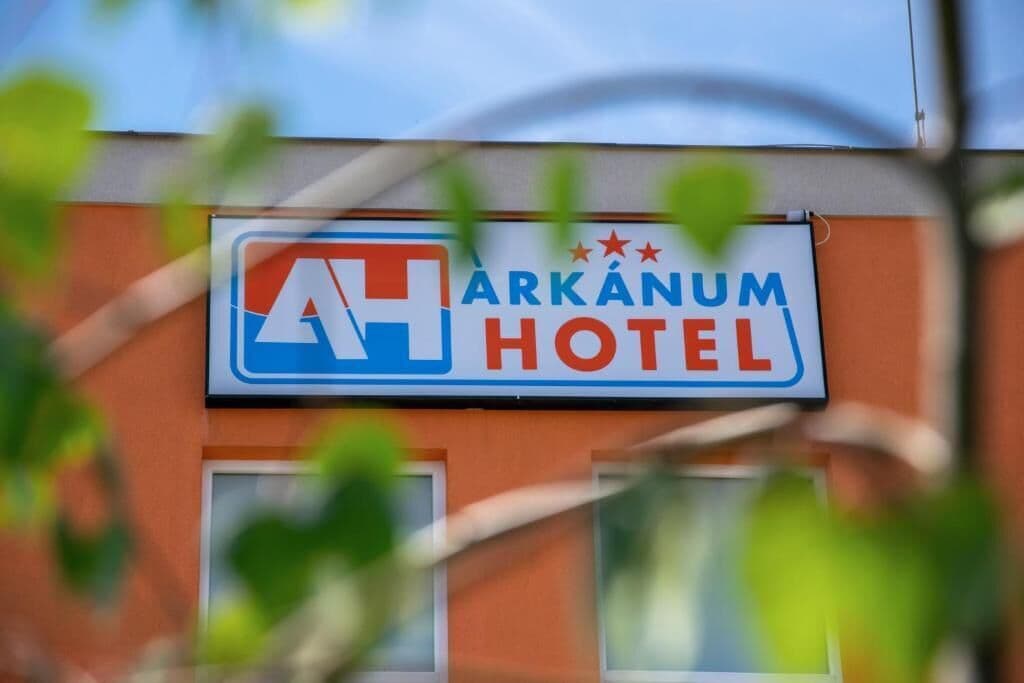 Letrero del Hotel Arkánum, con logotipo y nombre.