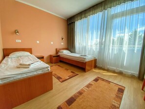 Meja kerja, Wi-Fi gratis, dan dapat diakses tamu berkursi roda