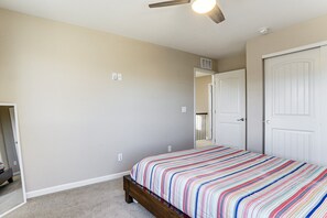 4 bedrooms, iron/ironing board, WiFi, bed sheets