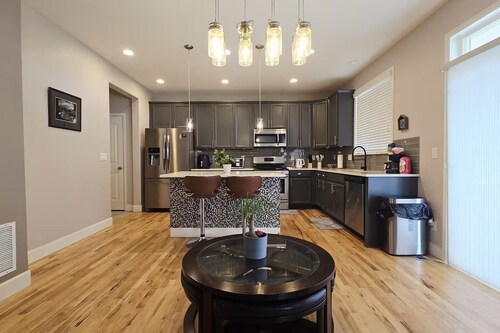 Charming 4-bedroom house mountain views, grill & trail. Close to airport