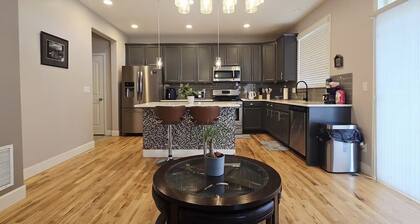 Charming 4-bedroom house mountain views, grill & trail. Close to airport