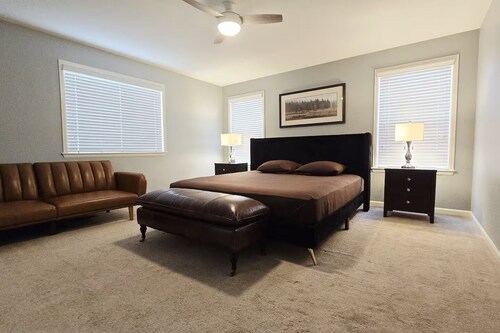 Charming 4-bedroom house mountain views, grill & trail. Close to airport