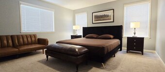 Charming 4-bedroom house mountain views, grill & trail. Close to airport