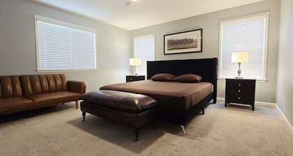 Charming 4-bedroom house mountain views, grill & trail. Close to airport