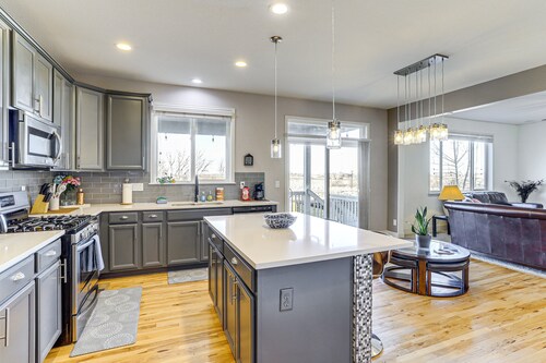 Charming 4-bedroom house mountain views, grill & trail. Close to airport