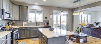 Charming 4-bedroom house mountain views, grill & trail. Close to airport