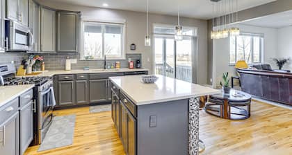 Charming 4-bedroom house mountain views, grill & trail. Close to airport