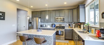 Charming 4-bedroom house mountain views, grill & trail. Close to airport