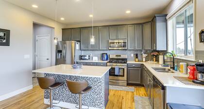 Charming 4-bedroom house mountain views, grill & trail. Close to airport