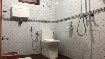 غرفة مريحة | حمام | تجهيزات دش، مناشف، صابون