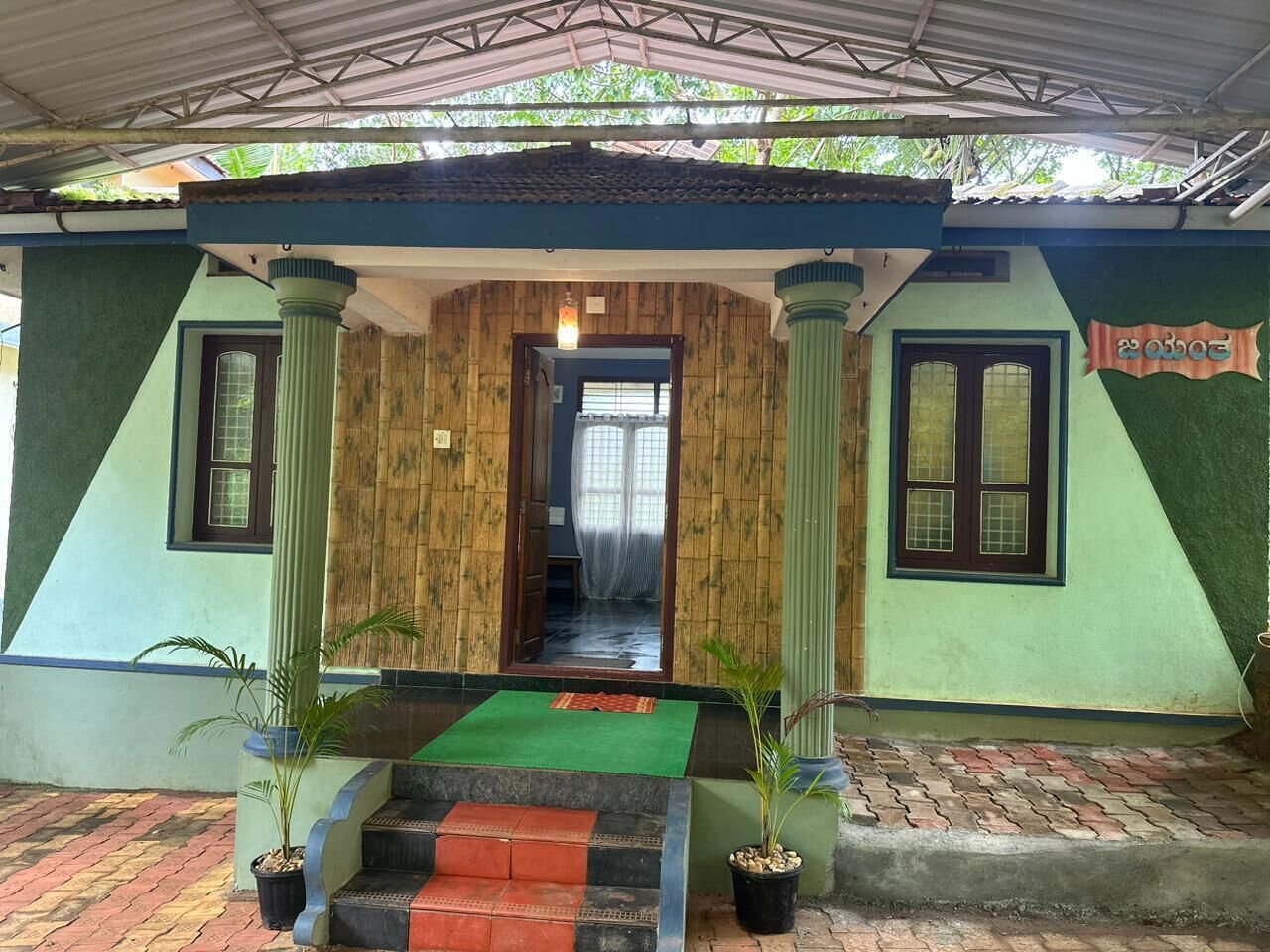 Economy Room | Exterior detail