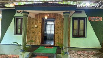 Economy Room | Exterior detail